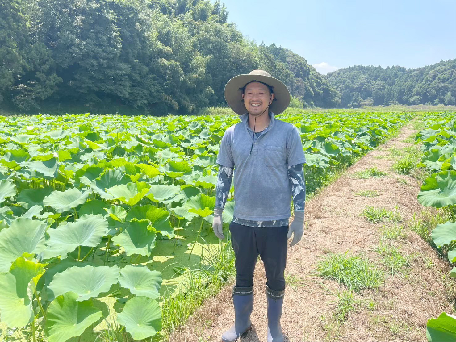 圃場を見守る宇津木